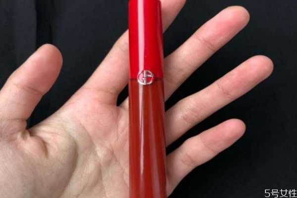 阿玛尼唇釉都有小蛮腰吗?阿玛尼红管唇釉的正品特征 阿玛尼唇釉都有小蛮腰吗?阿玛尼红管唇釉的正品特征