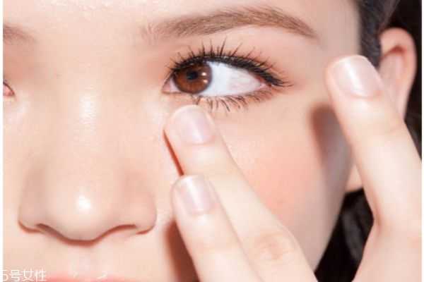 遮瑕膏能遮住雀斑吗？怎样用遮瑕膏遮雀斑