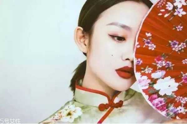 旗袍妆眼影画法