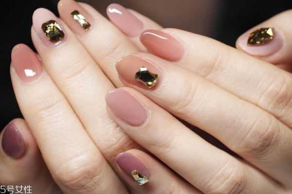 怎么挑选适合自己的颜色的美甲？什么颜色的指甲油显手白