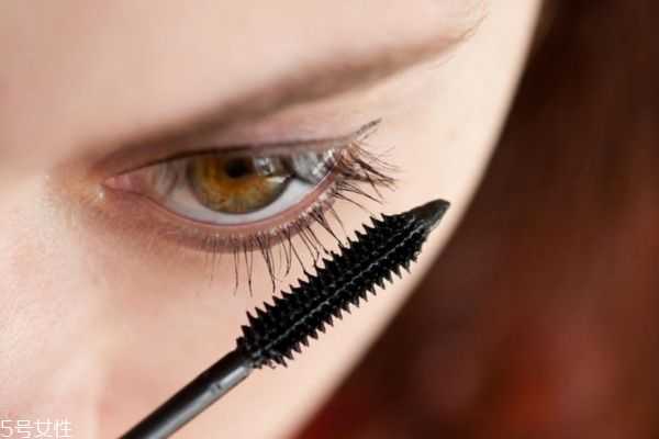 睫毛膏晕妆该怎么办 睫毛膏的上妆要点是什么