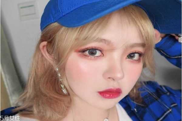 蓝色美瞳配什么眼影？蓝色美瞳适合什么眼妆