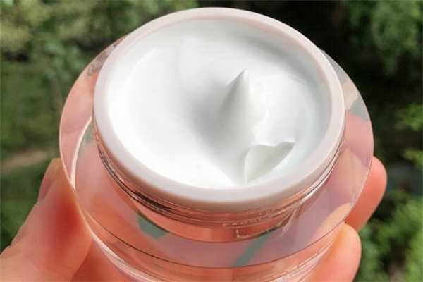 卡姿兰素颜霜保质期一般多少天?卡姿兰素颜霜1号和2号区别 卡姿兰素颜霜保质期一般多少天?卡姿兰素颜霜1号和2号区别