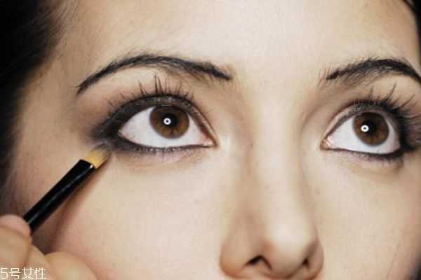 初学者自己怎么画眼线？超简单眼线画法