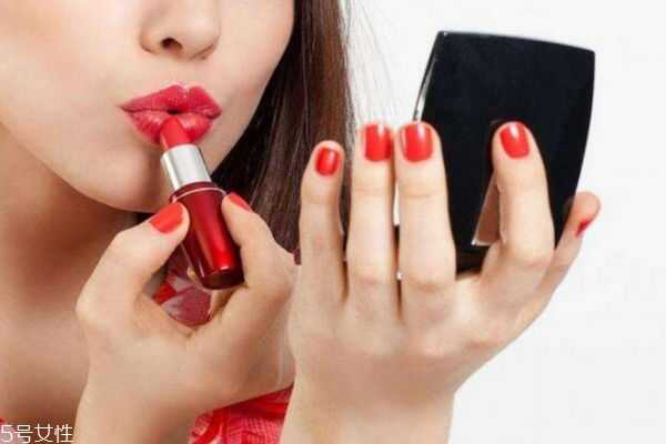 经常涂口红有什么危害？涂口红时的注意事项
