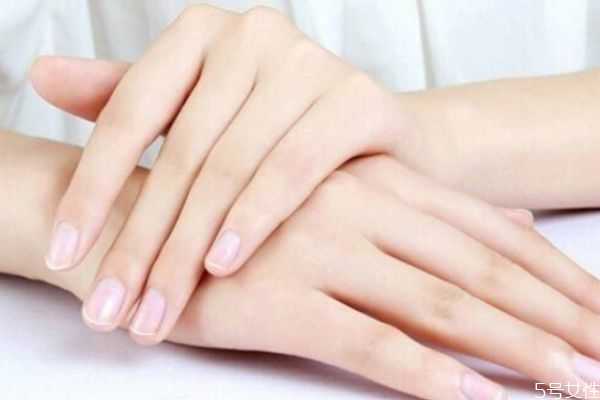 美甲第一步骤先用什么？普通指甲油可以用美甲灯烤吗