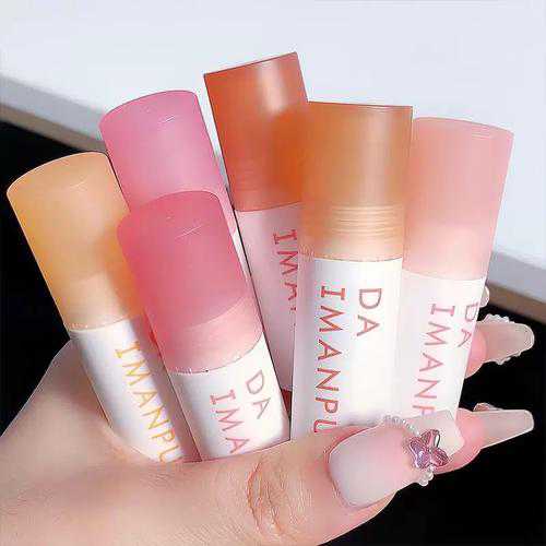 唇蜜可以涂在口红上吗 唇蜜可以涂在口红上吗