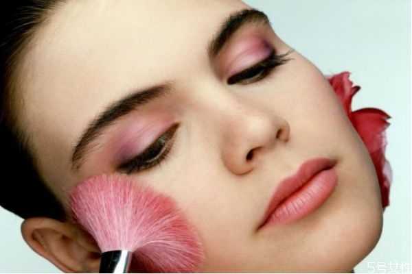 高光口红适合哪些妆容?化妆一定要上高光吗 高光口红适合哪些妆容?化妆一定要上高光吗