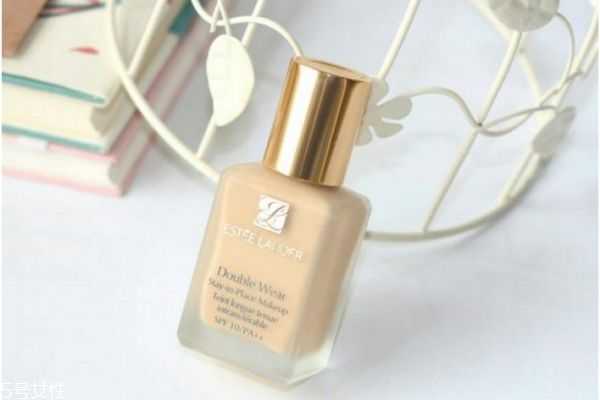 雅诗兰黛沁水适合混油吗?混油适合什么粉底液 雅诗兰黛沁水适合混油吗?混油适合什么粉底液