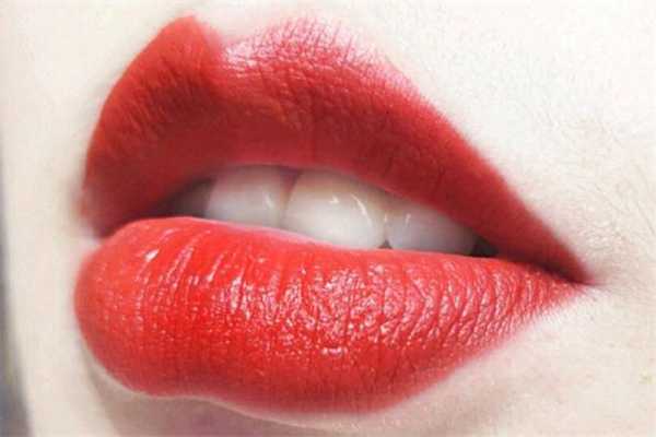 卡姿兰小黑管02精灵是什么颜色？适合素颜吗