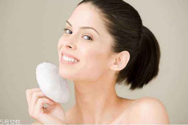 隔离用手还是粉扑？隔离霜用什么涂均匀