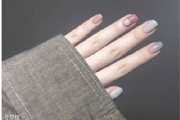 莫兰迪色美甲图 几何线条美甲图片