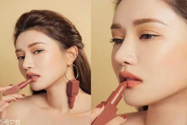 脏橘色适合黄皮吗？