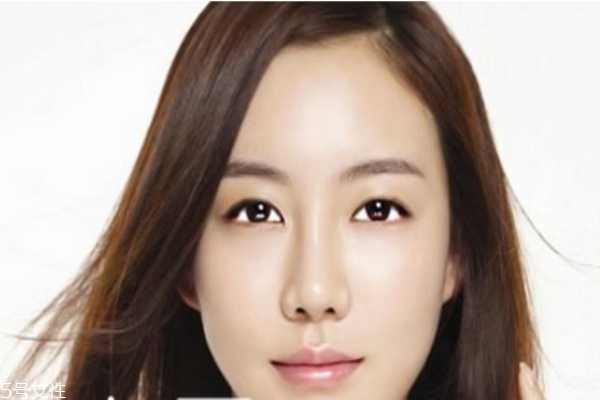 怎么去除眼部皱纹和黑眼圈