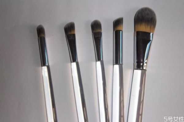 没有眼影刷能用什么代替?化妆必须要用眼影刷吗 没有眼影刷能用什么代替?化妆必须要用眼影刷吗