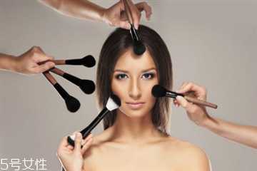 夏天出汗妆花了怎么办？夏季出汗脱妆补妆技巧