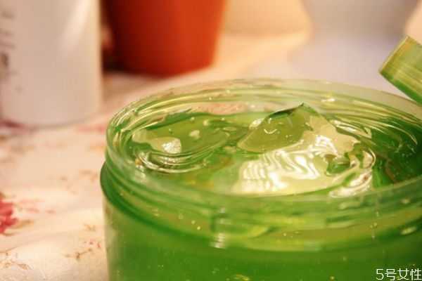 芦荟胶可以当水乳用么?用完乳液可以用芦荟胶吗 芦荟胶可以当水乳用么?用完乳液可以用芦荟胶吗