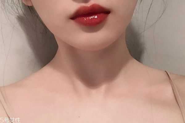 素颜也显白的口红有哪些？无敌百搭蜜桃色口红推荐