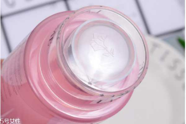 兰蔻粉水含酒精吗