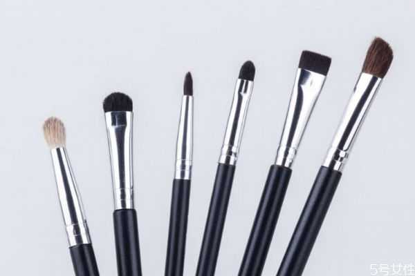 散粉可以使用什么上妆?可以用什么工具使用散粉 散粉可以使用什么上妆?可以用什么工具使用散粉