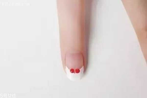 法式甜心新娘美甲怎么做 蓝色法式美甲教程