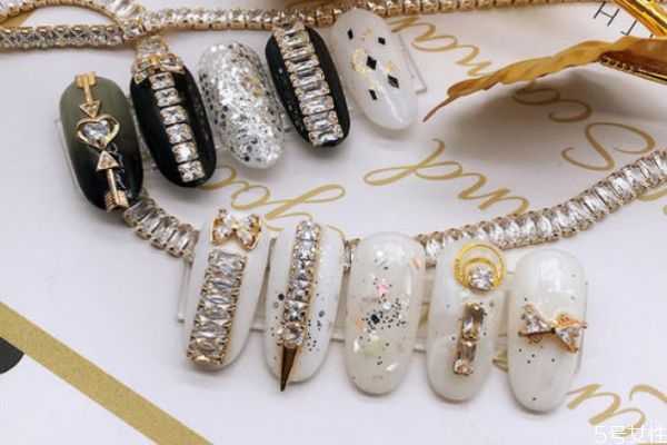 指甲上镶钻好吗？指甲上镶钻会伤害指甲吗