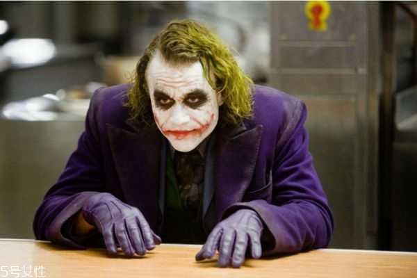 希斯莱杰小丑妆怎么画？希斯莱杰小丑化妆教程