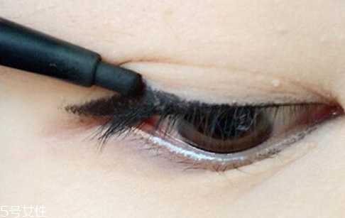 单眼皮怎么画眼线