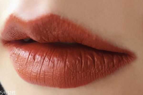 脏橘色适合黄皮吗？