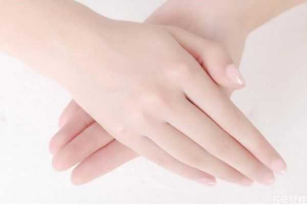 美甲第一步骤先用什么？普通指甲油可以用美甲灯烤吗