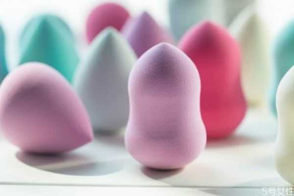 美妆蛋用热水还是冷水浸湿？美妆蛋要泡多长时间