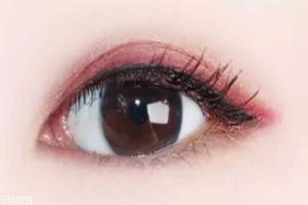 夏天涂什么颜色的眼影好看？适合夏天的眼影色