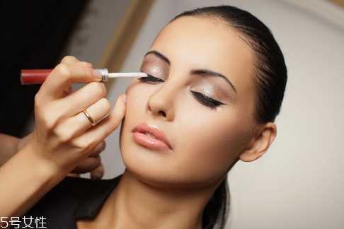 夏天出汗妆花了怎么办？夏季出汗脱妆补妆技巧
