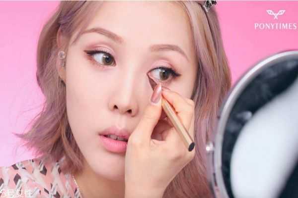 美瞳会不会伤害眼睛 化妆戴美瞳的注意事项