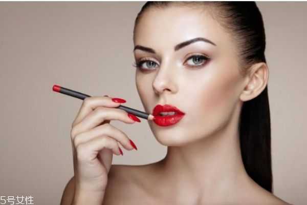 唇色暗紫适合什么口红？黄皮唇色深口红推荐