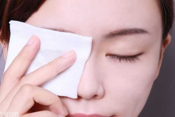 怎样正确的卸除睫毛膏？卸睫毛膏的方法