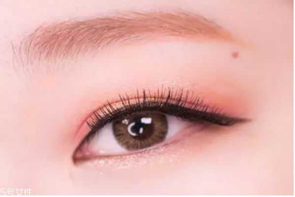 夏天涂什么颜色的眼影好看？适合夏天的眼影色