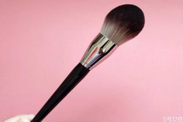 散粉刷怎么取盒装粉？为什么用散粉刷会卡粉