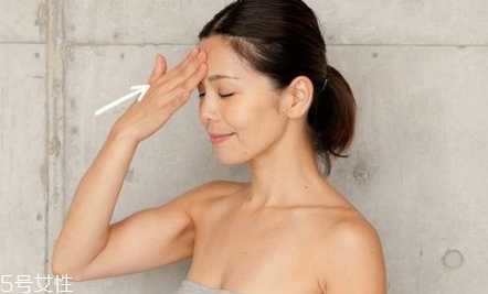 两眉中间要涂眼霜吗？两眉中间川字纹怎么按摩