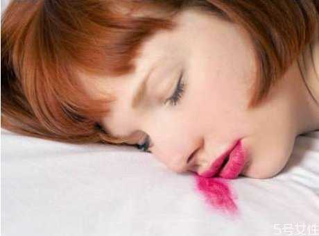 不卸妆睡觉会长斑吗？带妆一晚怎么补救