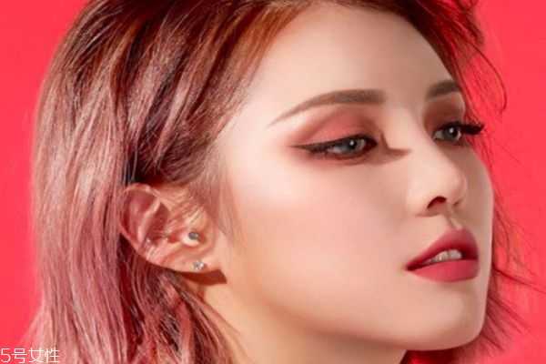 戴着美瞳睡觉会怎么样？安全佩戴隐形眼镜需要注意