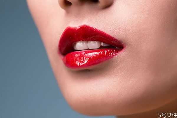 涂口红晚上用清水洗好吗？卸妆水怎么卸口红