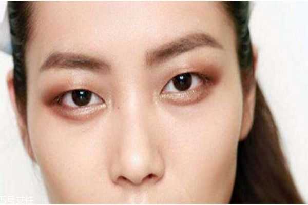 单眼皮怎么化彩妆？单眼皮化妆技巧