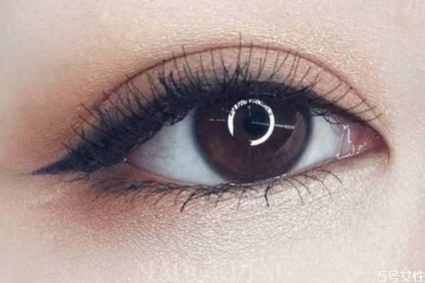 眼部妆容怎么化好看？眼影应该怎么搭配颜色