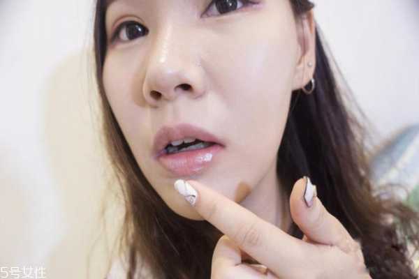 秋季如何护理唇部