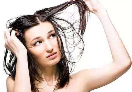 冬天头发油得很快怎么办？冬天头发怎么去油