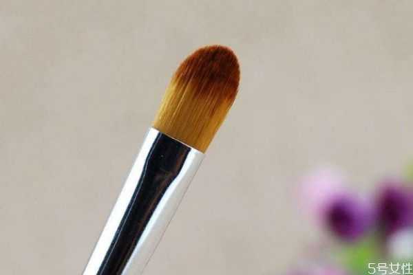没有眼影刷能用什么代替?化妆必须要用眼影刷吗 没有眼影刷能用什么代替?化妆必须要用眼影刷吗