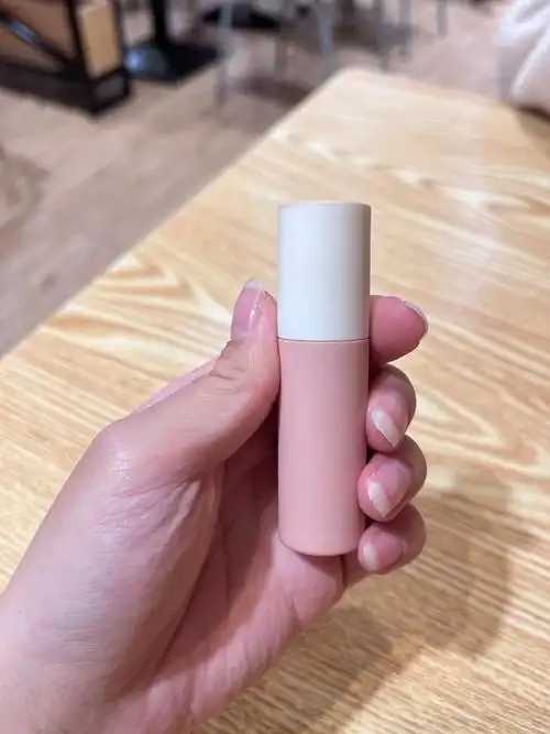 使用唇彩后需要擦掉吗 使用唇彩后需要擦掉吗