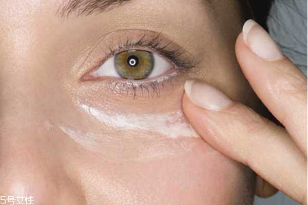 去除鱼尾纹眼袋的妙方