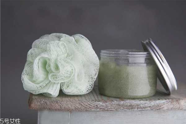浴盐可以去背上痘痘吗 教你怎么用浴盐去角质